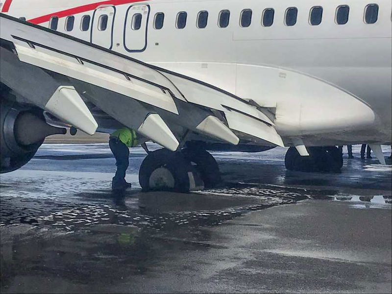 aeromexico XA AMV burst tire 01 1