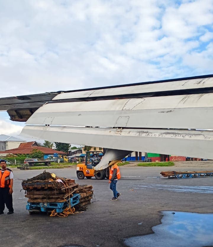 trigana air 737 wingdamage 02 1