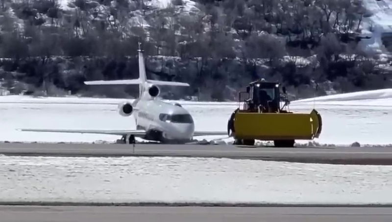 N999EH snapped nose gear
