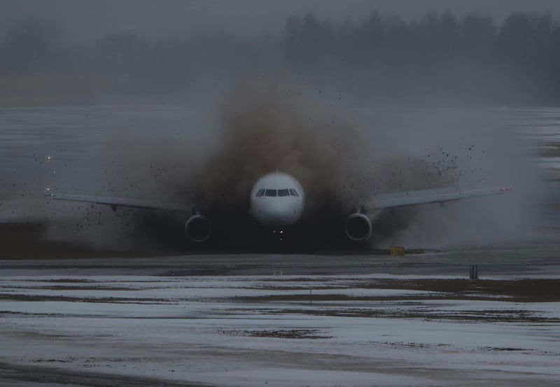 Avion Express Airbus A320 LY NVL 02