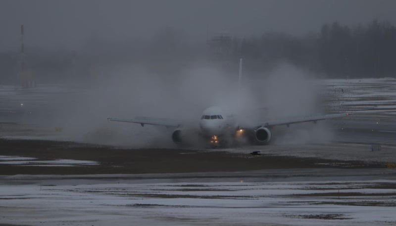 Avion Express Airbus A320 LY NVL 03