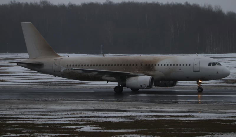 Avion Express Airbus A320 LY NVL 04