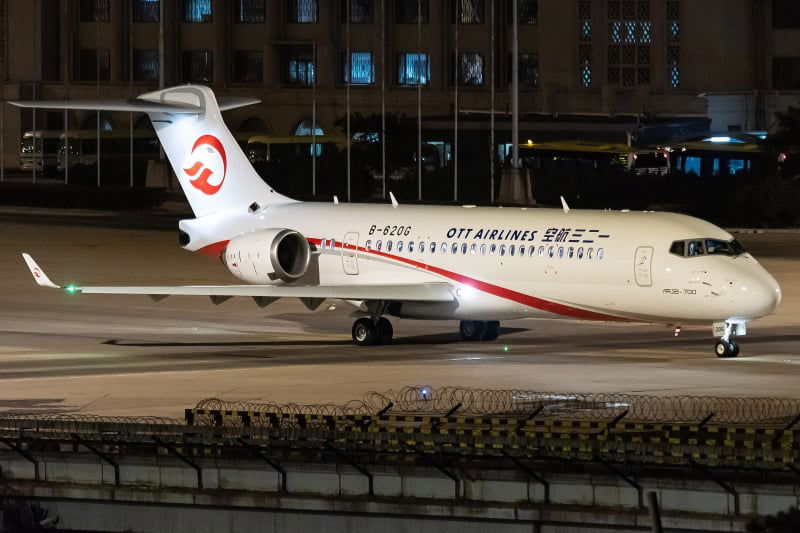 ott airlines Comac ARJ 21 700